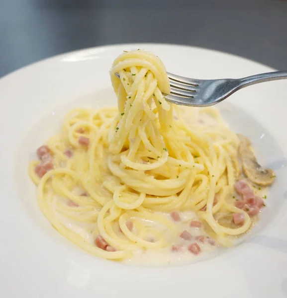 Spaghetti Carbonara Cuisine Italienne Sur Plat Blanc — Photo