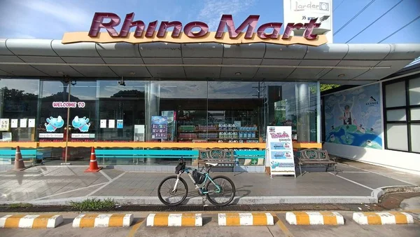 Chonburi Thailand July Mountian Bike Parking Front Mini Mart July 로열티 프리 스톡 이미지