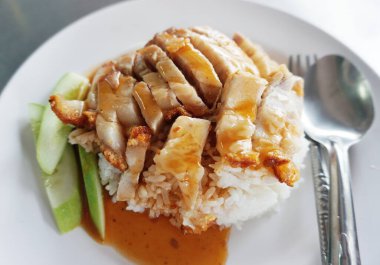 Pirinçli kızarmış domuz, Tayland yemeği.