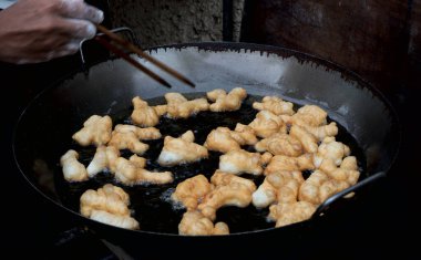 Deep-fried doughstick in hot oil, Patongo