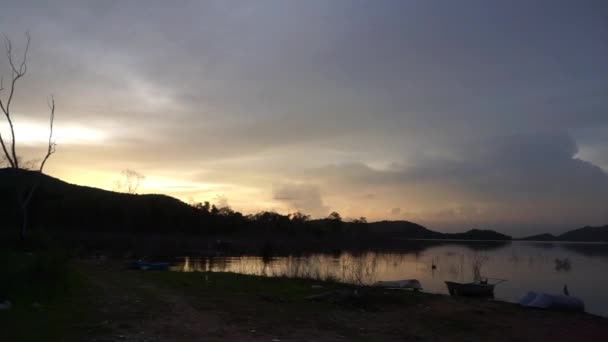 Sunset Sky Lake View Silhouette Panning Shot — Video Stock