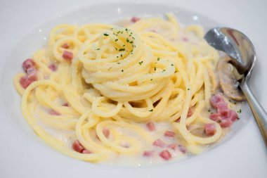 Beyaz tabakta İtalyan spagetti Carbonara mutfağı.