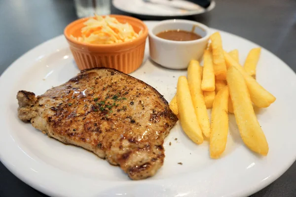 Varkenssteak Aardappel Gebakken Witte Schotel — Stockfoto