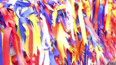 CHONBURI, THAILAND - 2 Nisan 2022 'de Wat Khao Tabaek Tapınağı, Nong Kham, Siracha, Chonburi, Tayland' daki üst geçit köprüsünde canlı kurdele.