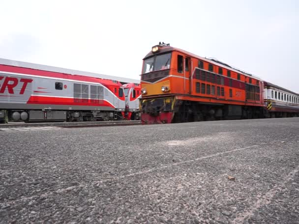 Chonburi Thailand Apr Příjezd Vlaku Nádraží Sriracha Dne Dubna 2022 — Stock video