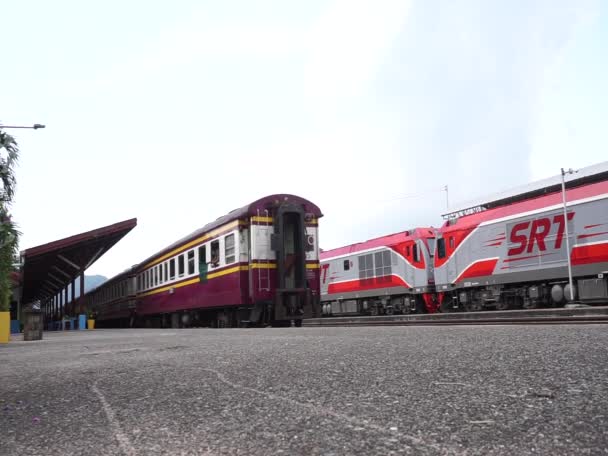 Tren Sale Estación Sriracha — Vídeos de Stock