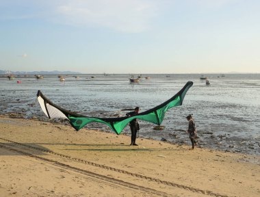 CHONBURI, THAILAND - 26 Mart 2022 'de sahilde uçurtma sörfçüsü Bangsaen sahilinde, Chonburi, Tayland