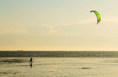 CHONBURI, THAILAND - 26 Mart 2022 'de Bangsaen sahilinde uçurtma sörfçüsü, Tayland