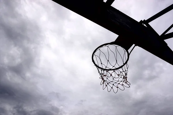 Gökyüzü Bulutlu Basketbol Potası — Stok fotoğraf