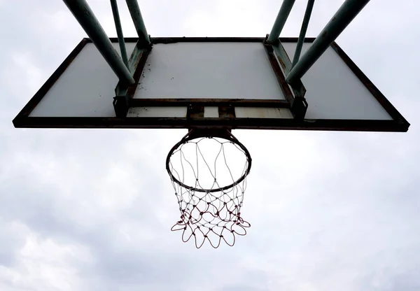 Koszykówka Obręcz Chmurami Niebo — Zdjęcie stockowe
