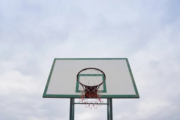 Basketbal Hoepel Met Wolken Lucht — Stockfoto