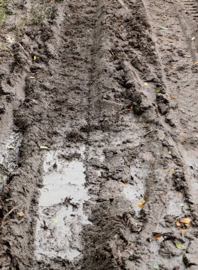Çamurlu, desen arkaplanda tekerlek izi