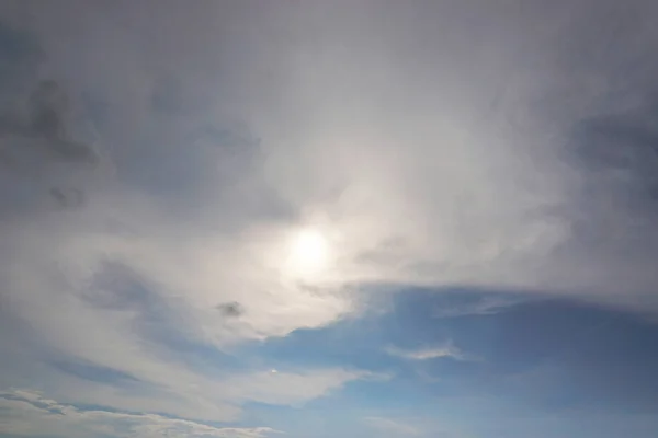 青空に太陽と雲 — ストック写真