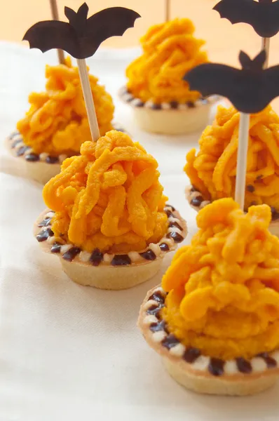 Gâteau d'Halloween avec crème orange — Photo