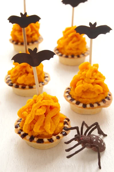 Halloween-Kuchen mit Orangencreme — Stockfoto