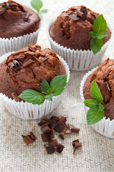 Choklad muffin med färsk mynta — Stockfoto