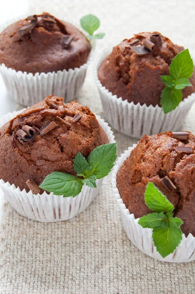 Muffin al cioccolato con menta fresca — Foto Stock