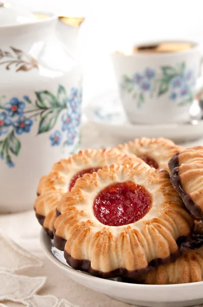 Krümelige Kekse mit Marmelade — Stockfoto