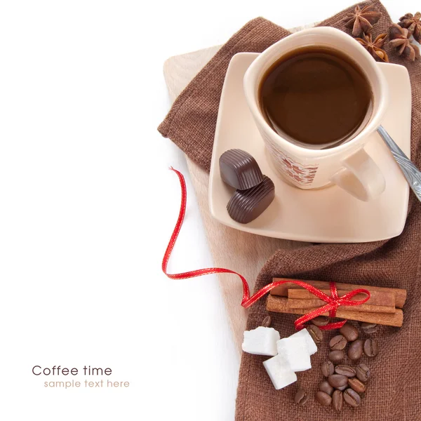 Kaffee mit Zimt, Bonbons und Zucker — Stockfoto