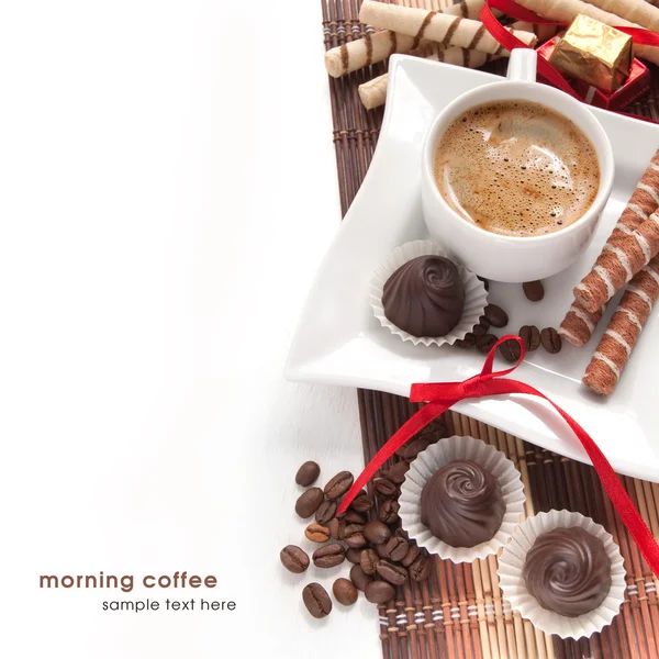 Café con chocolates y gofres — Foto de Stock