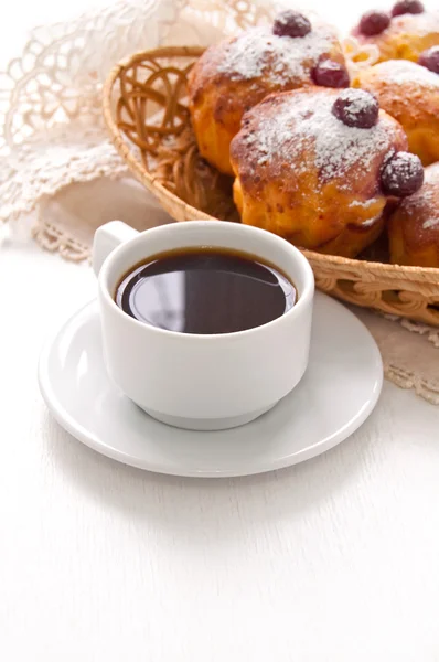 Cherry Muffins med kaffe - Stock-foto
