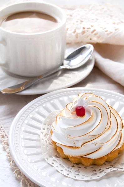 Kuchen mit weißer Sahne — Stockfoto