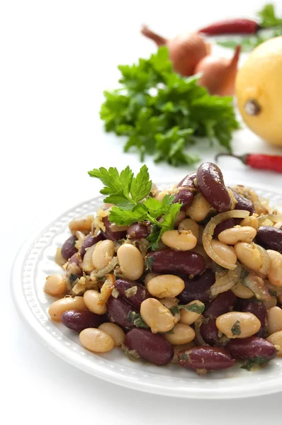 Cannellini en rode bonen salade met kruiden — Stockfoto