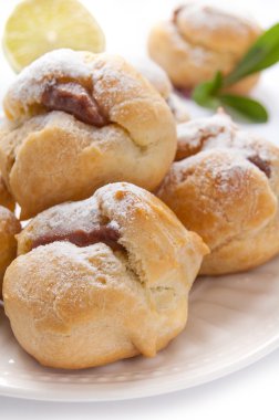 Çikolatalı krema ile ev yapımı profiterol