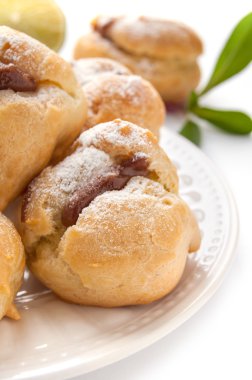 Çikolatalı krema ile ev yapımı profiterol