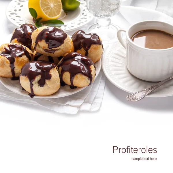 Profiteroles caseiros com creme de chocolate — Fotografia de Stock