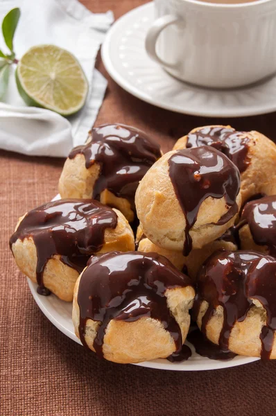 Homemade profiteroles with chocolate cream — Stock Photo, Image