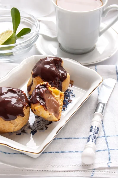 チョコレート クリームと自家製 profiteroles — ストック写真