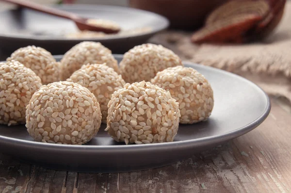 Zelfgemaakte dessert met sesamzaadjes — Stockfoto