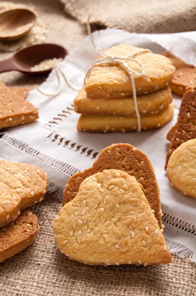 Galletas con semillas de sésamo en forma de corazón —  Fotos de Stock