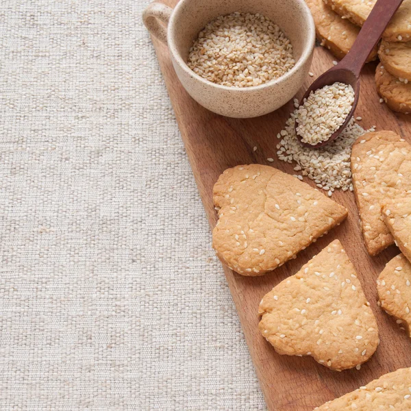 Galletas con semillas de sésamo en forma de corazón —  Fotos de Stock