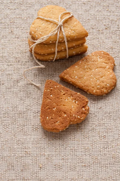 Biscuits aux graines de sésame en forme de cœur — Photo