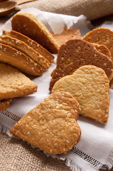 Kekse mit Sesam in Herzform — Stockfoto