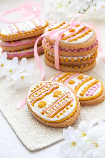 Galletas de Pascua coloridas en forma de huevo — Foto de Stock