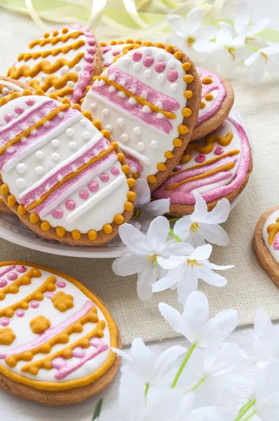 Biscoitos de Páscoa coloridos em forma de ovo — Fotografia de Stock