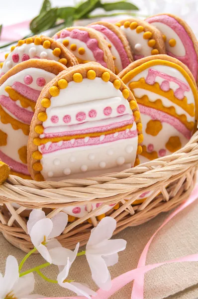 Kleurrijke Pasen cookies in de vorm van ei — Stockfoto
