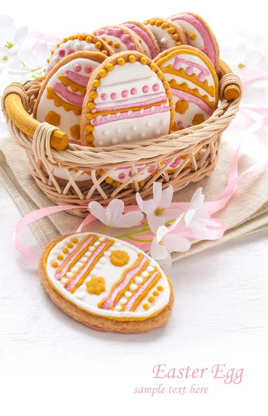 Цветные пасхальные печенья в форме яйца — стоковое фото