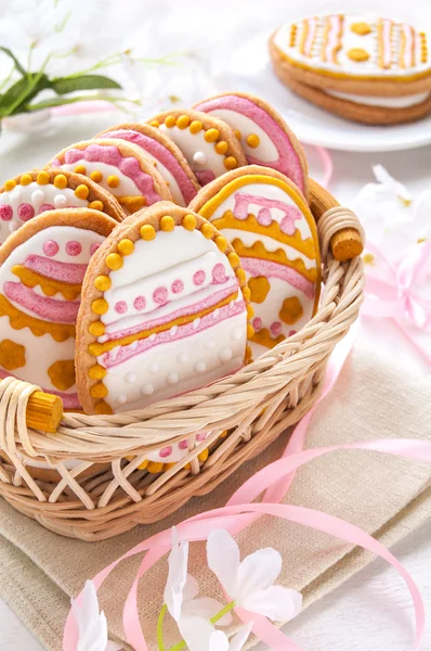 Biscoitos de Páscoa coloridos em forma de ovo — Fotografia de Stock