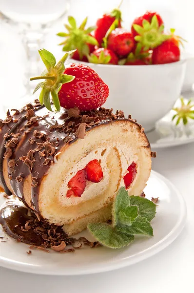 Chocolate swiss roll cake with strawberries — Stock Photo, Image