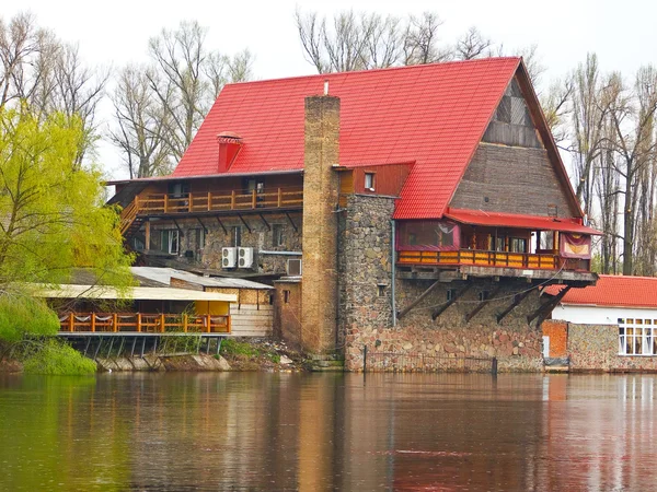Dom nad brzegiem rzeki — Zdjęcie stockowe