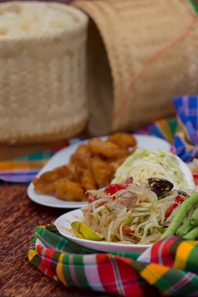 Papaya würziger Salat namens "som tum", thailändisches Essen mit gebratenem Huhn — Stockfoto