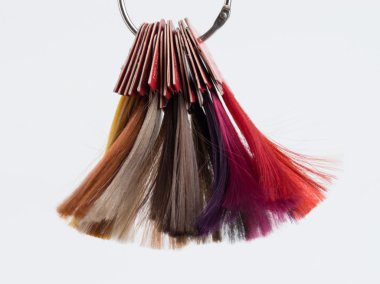 beyaz arkaplanda berber makasları.