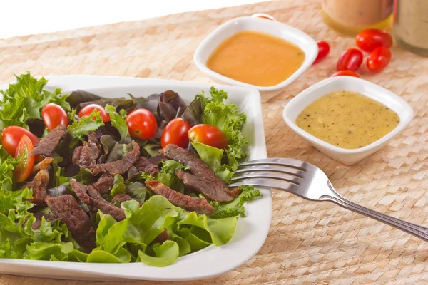 Nötkött sallad och sås thaimat. — Stockfoto