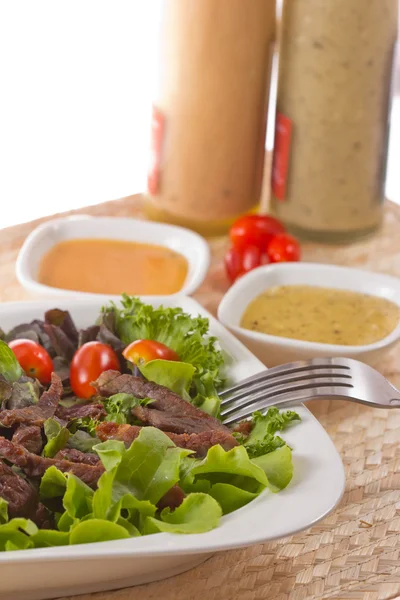 Rindfleischsalat und thailändische Soße. — Stockfoto