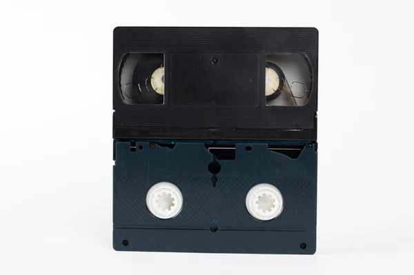 เทป VHS สีดํา Unwound แยกกันบนพื้นหลังสีขาว . — ภาพถ่ายสต็อก