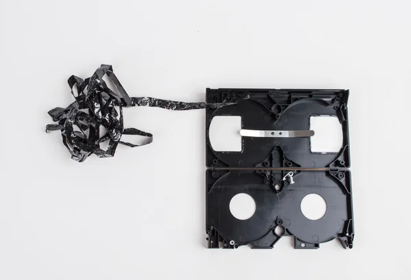 เทป VHS สีดํา Unwound แยกกันบนพื้นหลังสีขาว . — ภาพถ่ายสต็อก